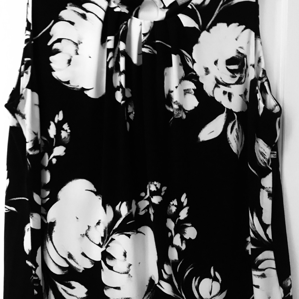 CK Sleeveless plus size black/white roses like new